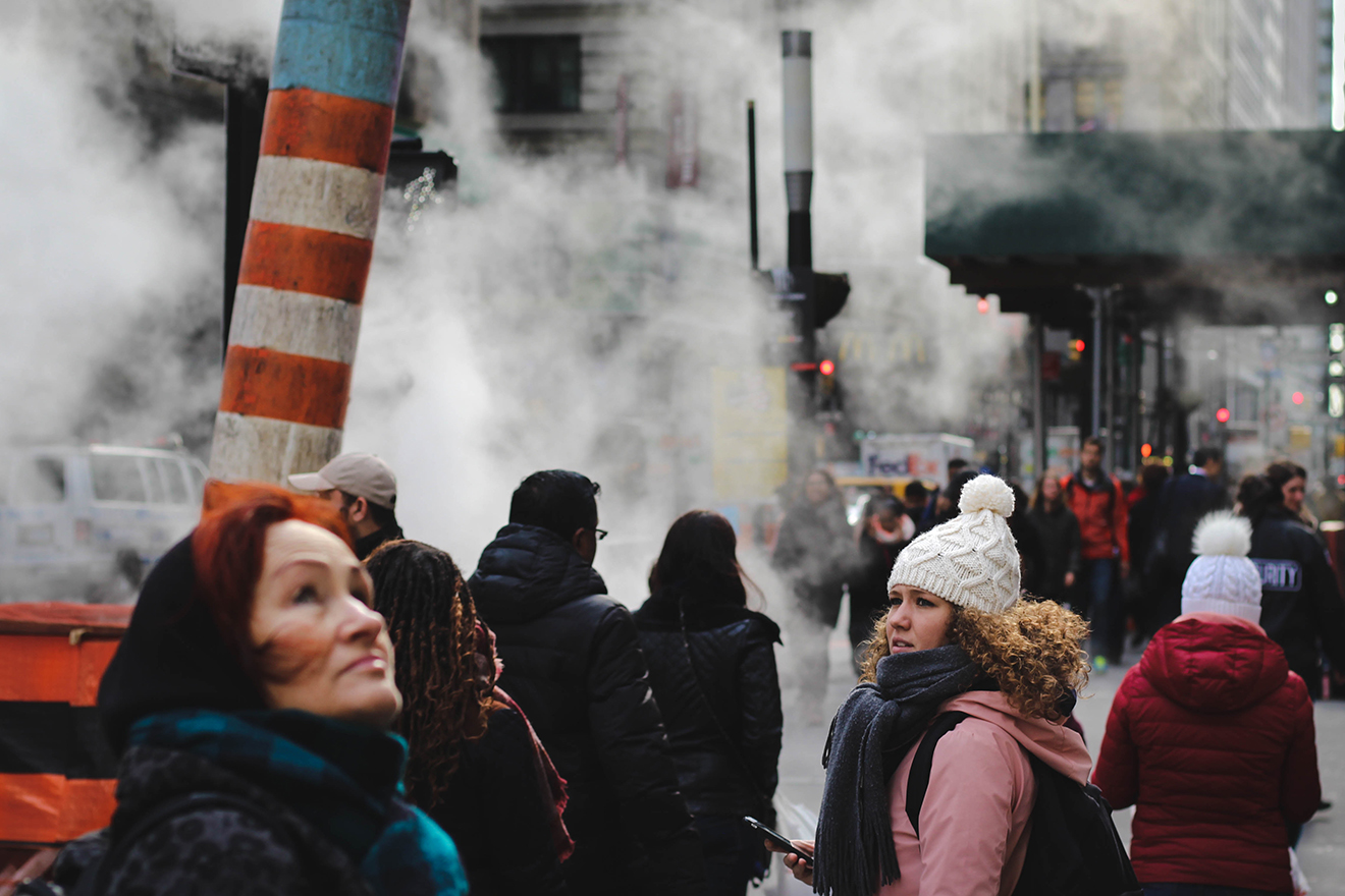 Menschen in New York, die in den Strassen stehen und der Luftverschmutzung ausgesetzt sind.