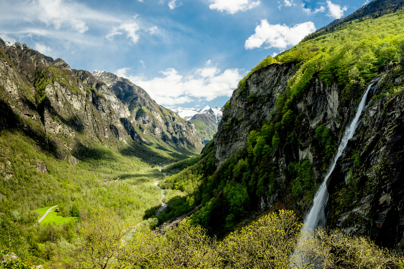 ein grünes Tal mit meterhohem Wasserfall