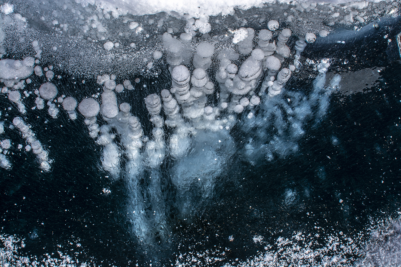 Gefrorenes Methan auf der Oberfläche des gefrorenen Baikal-Sees.