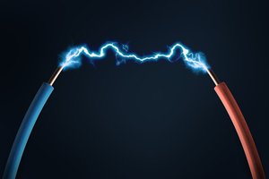 Zwei Stromkabel, die durch einen elektischen Blitz verbunden sind