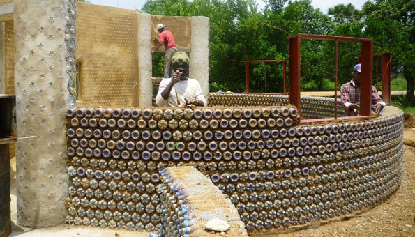 Recycling: PET-Flaschen ziehen in Nigeria solide Häuser hoch
