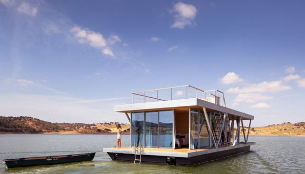 Autarkes Hausboot: Romantischer Rückzugsort nicht nur für Wasserratten