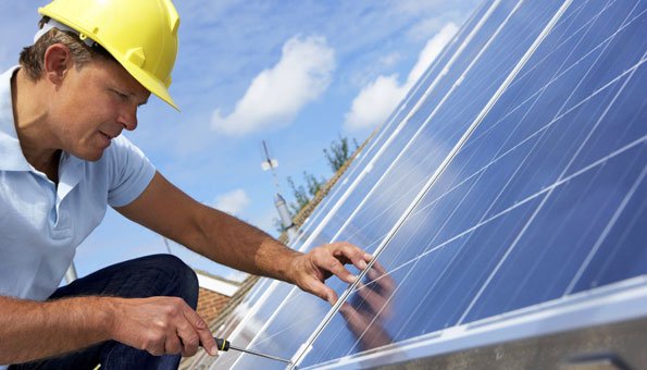 Durch Bauteile wird Solarenergie und Wärme erzeugt.  