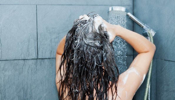 Lauwarm duschen hilft dem Körper, sich abzukühlen