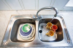 Geschirrspülen von Hand ist nur wassersparend, wenn das Wasser während des Waschvorgangs nicht ständig fliesst.