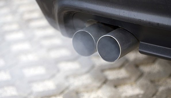 Autos stossen umweltschädliche Gase aus, die das Klima beeinflussen.