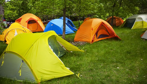 Zeltplätze schaffen für den Öko-Urlaub umweltfreundliche Infrastrukturen.
