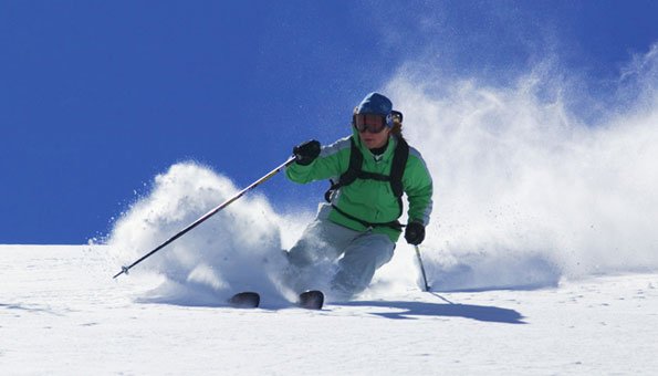 Bei einer Skitour sollten Sie für besseren Schutz der Umwelt die Strecke genau planen.