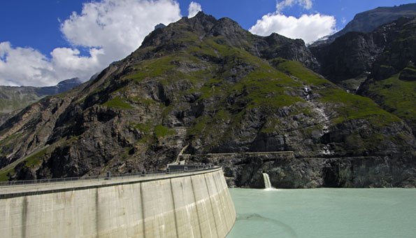 Die Schweiz nutzt Strom aus Wasserkraftwerken.