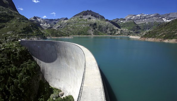 Wasserkraftwerke wandeln Wasserkraft in Strom um.