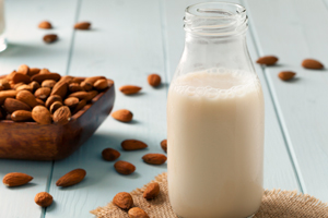  Milchersatz: So gesund und nachhaltig ist Mandelmilch