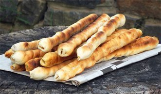 Knuspriges Schlangenbrot: Rezepte für das wohl frischste Brot der Welt
