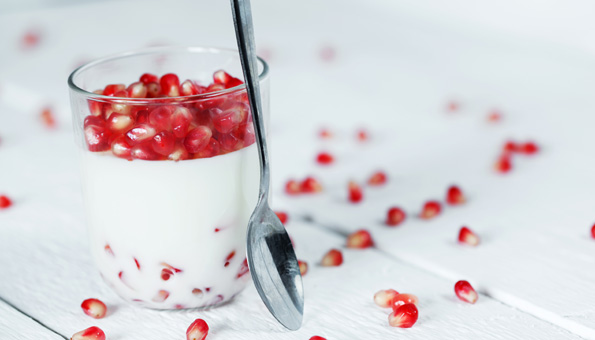 Joghurt-Granatapfel: Ein perfektes Dessert-Rezept für Spätsommer und Herbst.