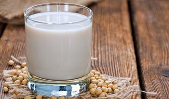 Sojamilch: So gesund ist der Milchersatz – Plus Rezept zum Selbermachen