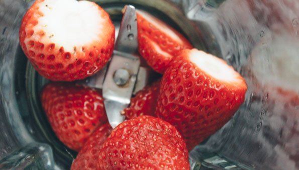 Endlich Erdbeerzeit: 4 Smoothie-Rezepte mit den Vitaminbomben