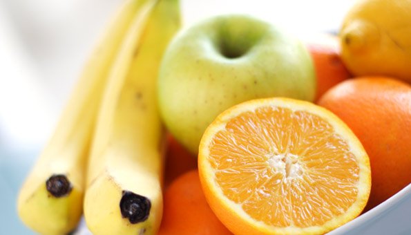 Frisches Obst trägt zu einer gesunden Ernährung besser bei als Vitaminpillen.