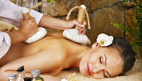 Im Ayurveda sind auch Massagen mit Heilkräutern ein wichtiger Bestandteil.