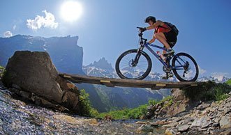 Rasant den Berg hinab: Bikeparks in der Schweiz