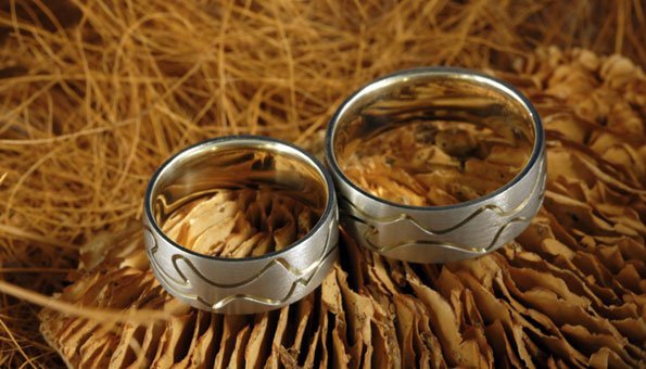 Fair gehandelte Ringe gehören zu einer Green Wedding
