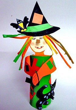 Halloween basteln: Kleine Hexe mit Besen