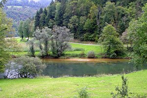 Wandern Sie entlang des schönen Flusses Le Doubs.