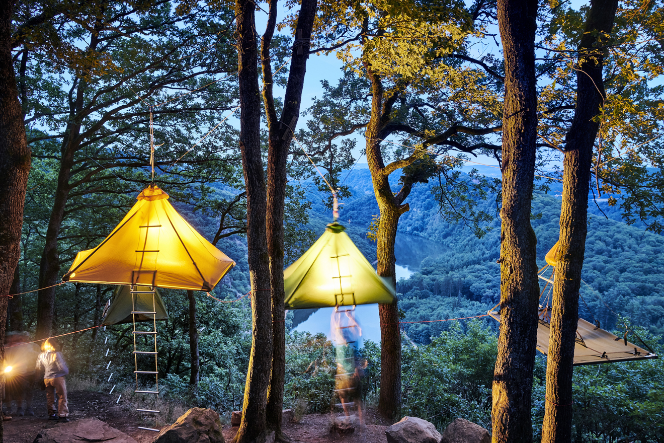 Übernachtungshighlight: Verbringe die Nacht in einem Hängezelt mitten im Wald