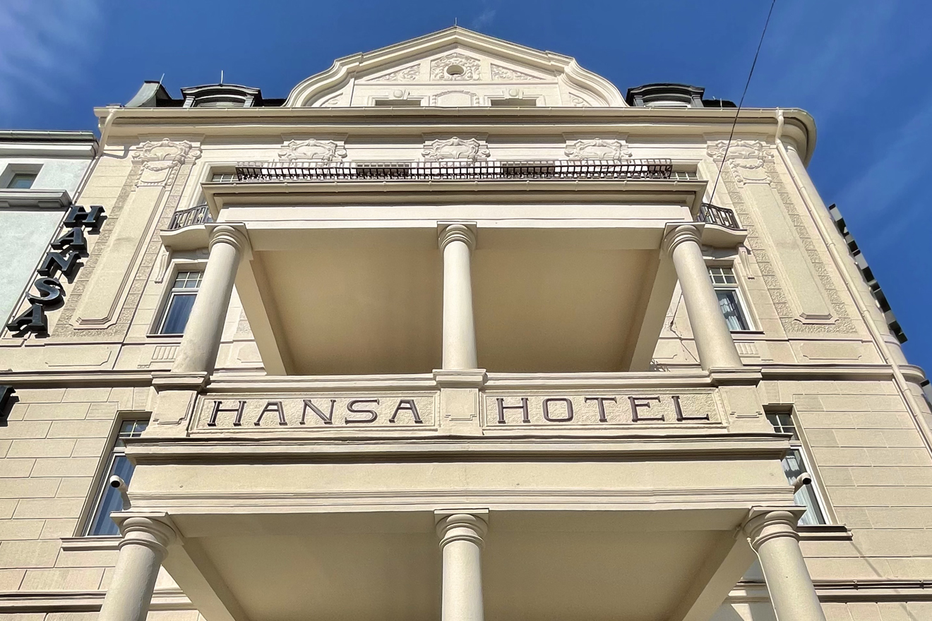 Hotelfassade des Hansa Hotels Wiesbaden von unten