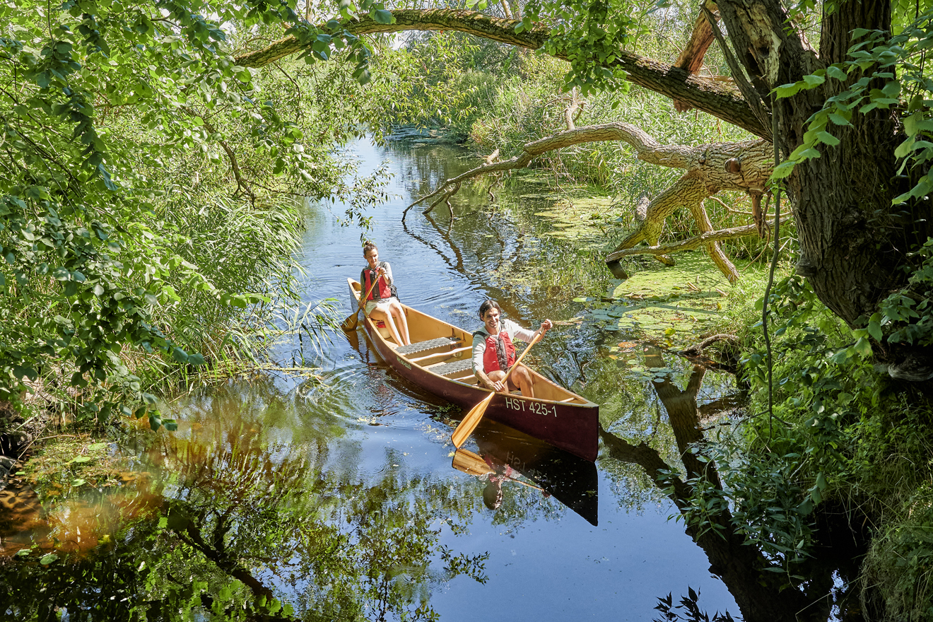 Deutschlands Natur entdecken – zum Beispiel wie das junge Paar im Bild mit dem Kanu
