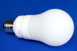 Bei Energiesparlampen mit Kunstofhülle um die Leuchtstoffröhre ist die Auslaufgefahr von Quecksilber geringer.