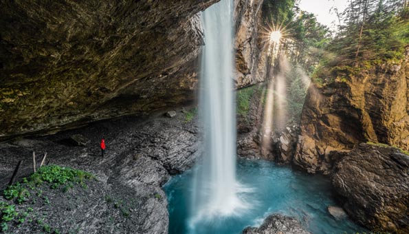 Spektakulärerer Wasserfall mit Wald im Hintergrund.