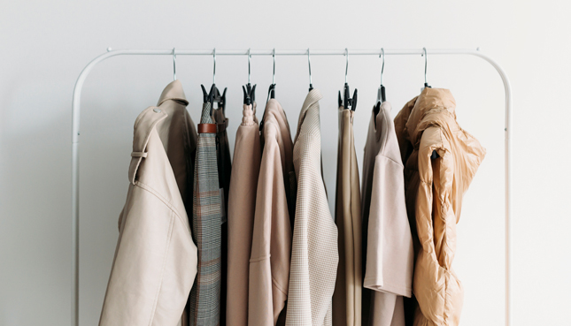 In 4 Schritten zum minimalistischen Kleiderschrank
