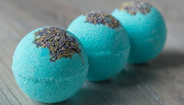 Blaue Badekugeln können Sie mit Lebensmittelfarbe selber machen