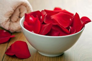 Natürliche Badezusätze: Rosenblätter