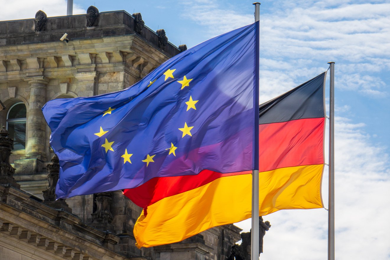 eine EU- und eine Deutschland-Flagge
