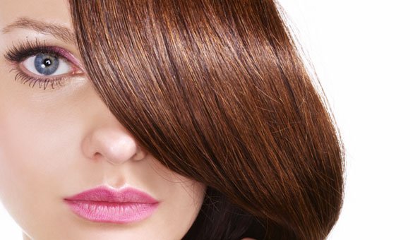 Mit natuerlichen Produkten lassen sich Haarkuren herstellen, die ihr Haar pflegen und ihnen Glanz verleihen.
