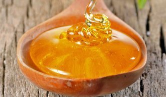 Wunderwaffe Honig: Wie das Hausmittel gegen Pickel wirkt