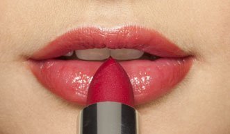 6 häufige Schadstoffe in Lippenstift und wie man sie umgeht