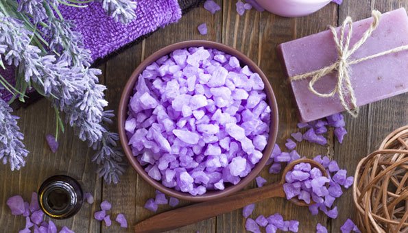 Natürliche Badezusätze selber machen: Lavendel