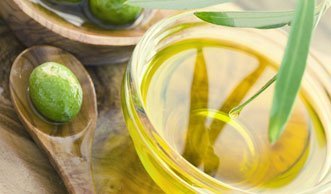 Beauty-Kur aus der Küche: So vielseitig pflegt Olivenöl