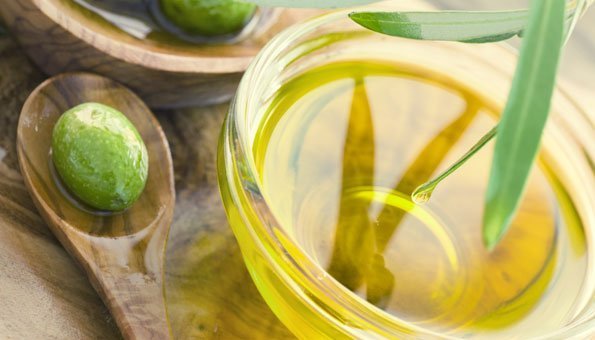 Olivenöl für Haare und Haut: So vielseitig pflegt es