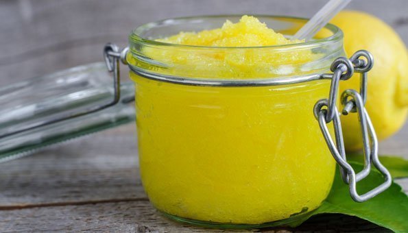Ein Zitronen-Peeling mischen Sie mit Saft, Salz und etwas Wasser zusammen. Aber Vorsicht damit bei empfindlicher Haut.