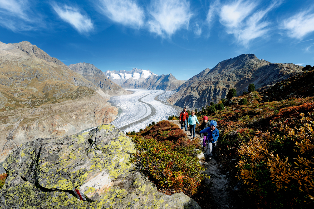 eine Familie läuft den Wanderweg entlang, weg vom Aletschgletscher