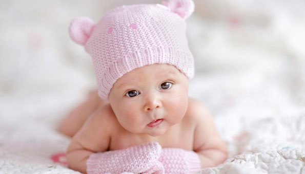 Damit Ihr Kind ruhig schlafen kann, sollten Sie beim Kauf von Baby-Kleidung auf die Giftfreiheit der Stoffe achten.