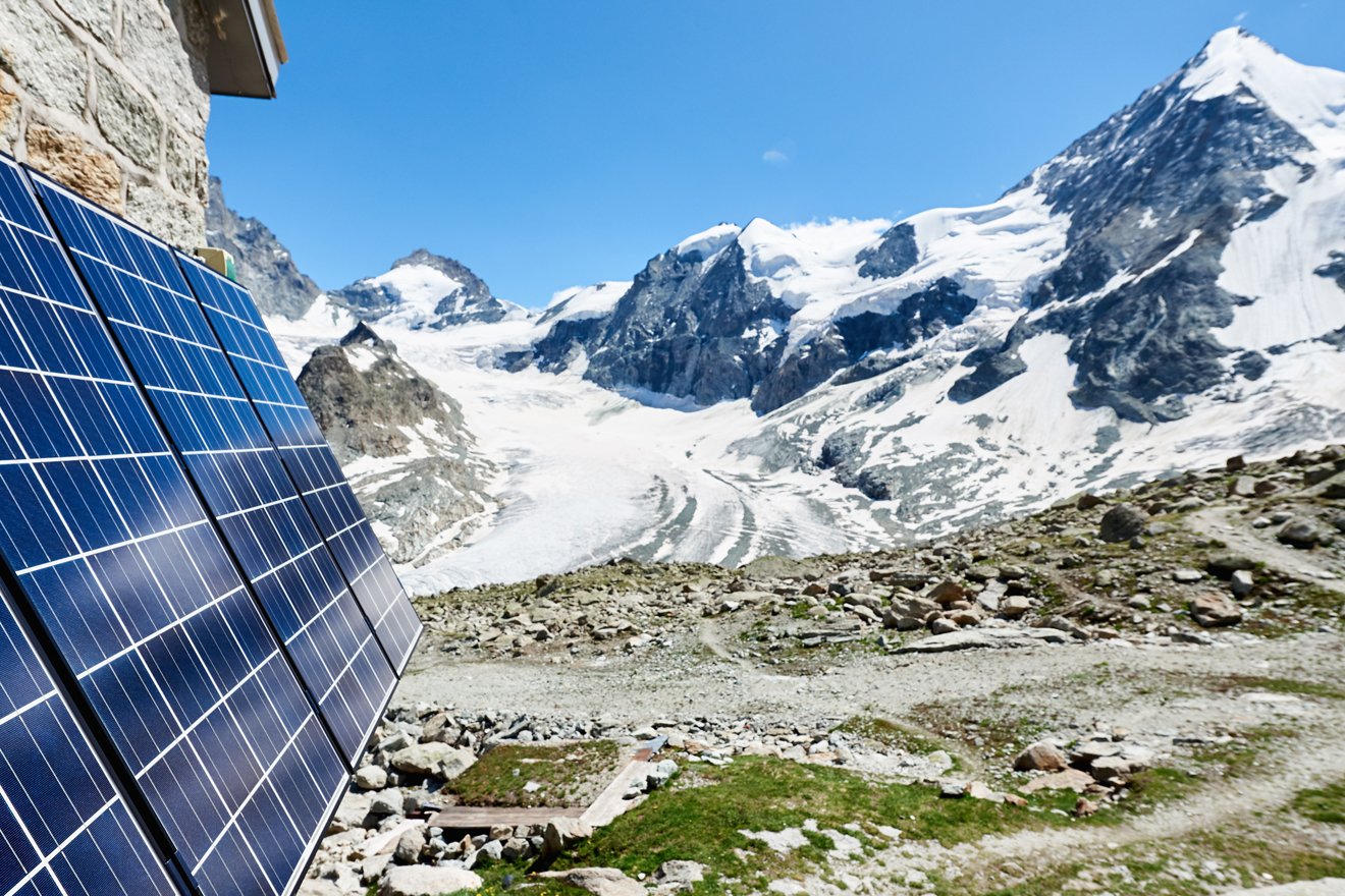 eine Photovoltaikanlage in den Bergen