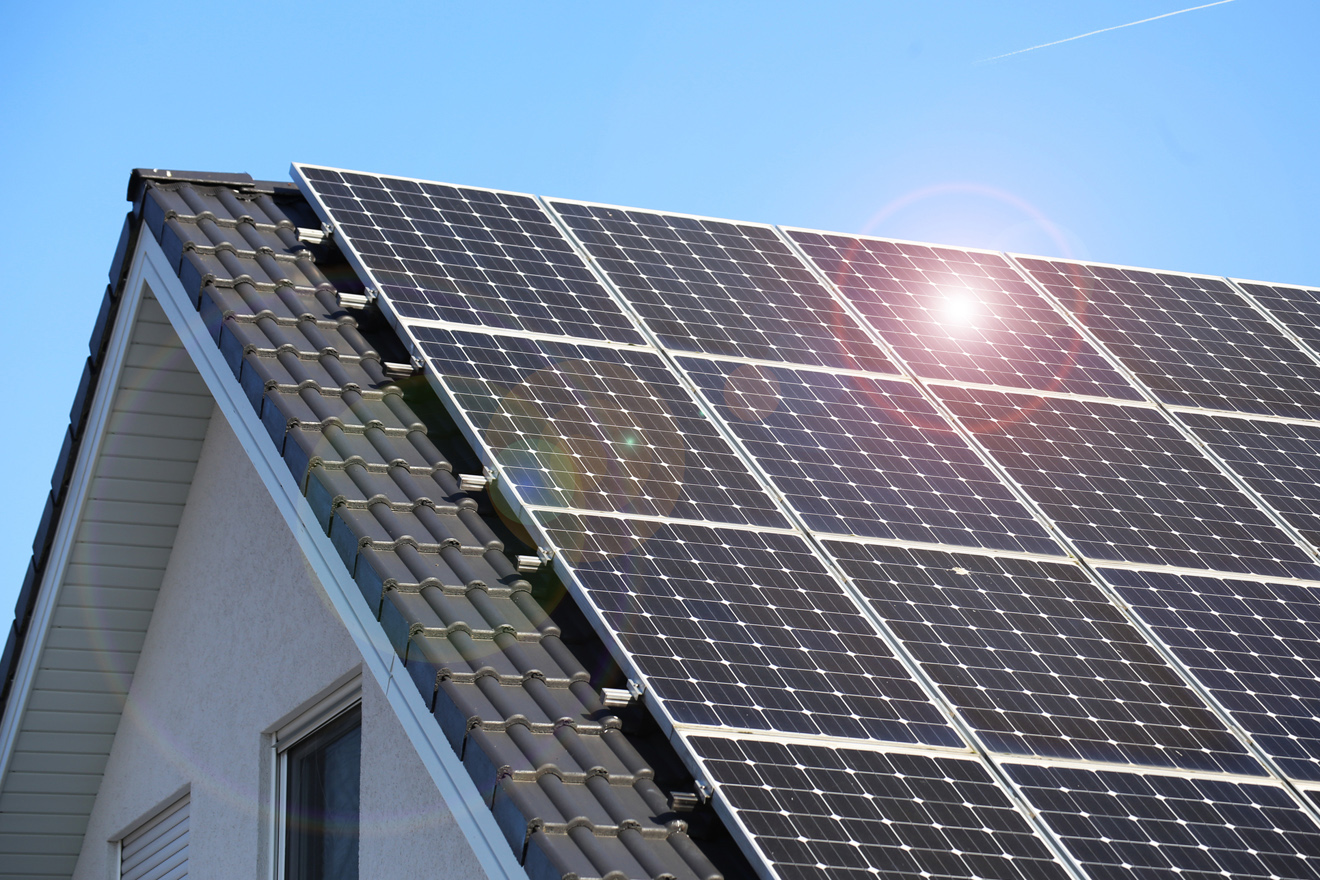 Hausdach mit Solarpanels drauf
