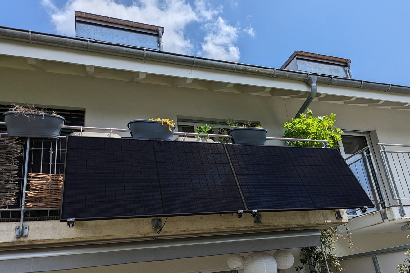 ein Solarpannel am Balkongeländer