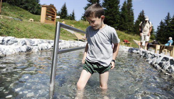 Kneippen in der Schweiz: Mit Wassertreten die Gesundheit fördern