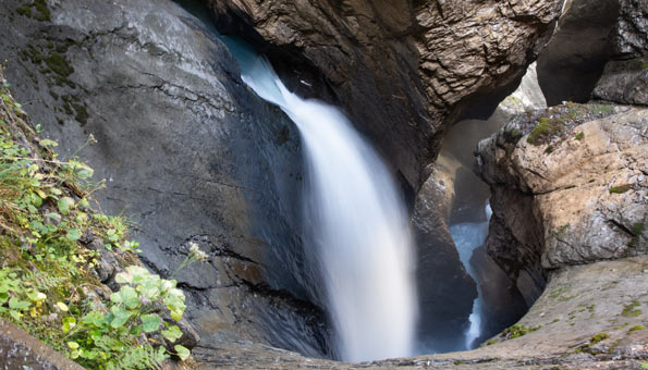 Trümmelbachfälle: Beeindruckende Wasserfälle ganz nah erleben