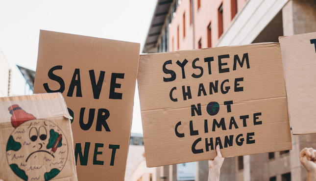 Demonstrierende zeigen sich unzufrieden mit bisherigen Ergebnissen des Klimagipfels