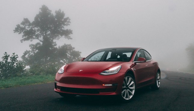 Tesla Model 3 in rot
